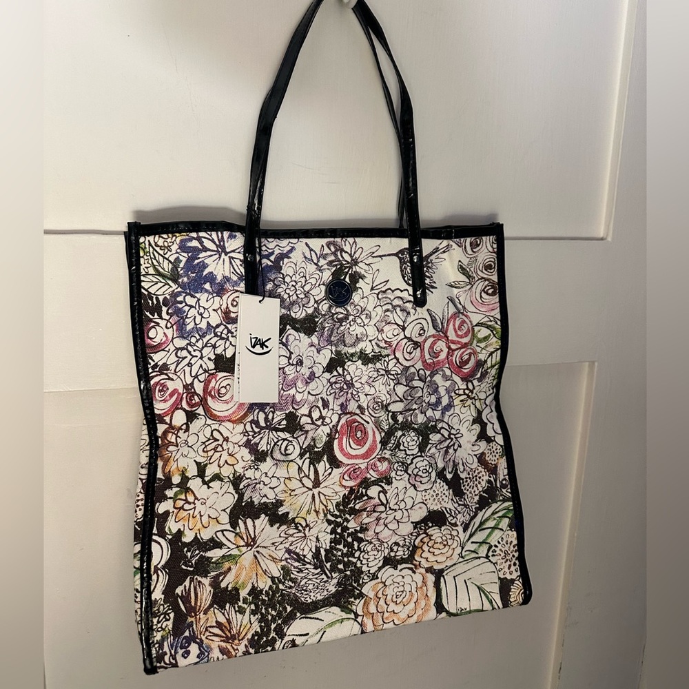 Izak tote with black accents